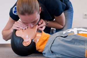 Uitvoering van reanimatie met AED.